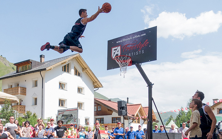 Basketball Dunking Show - Schweizer Nationalfeiertag