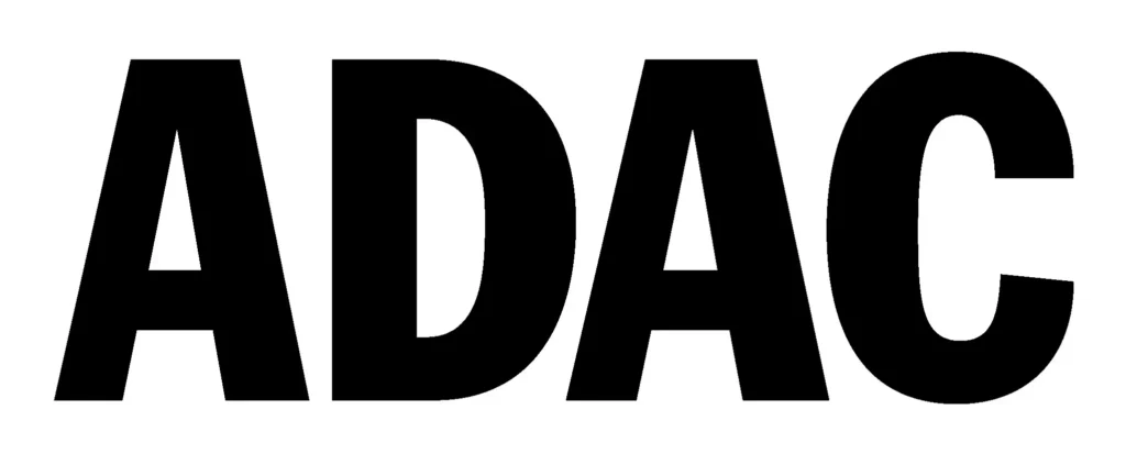 Große, fette, schwarze Buchstaben mit ADAC auf weißem Hintergrund, wie in der Rubrik fa für unsere kunden zu sehen.