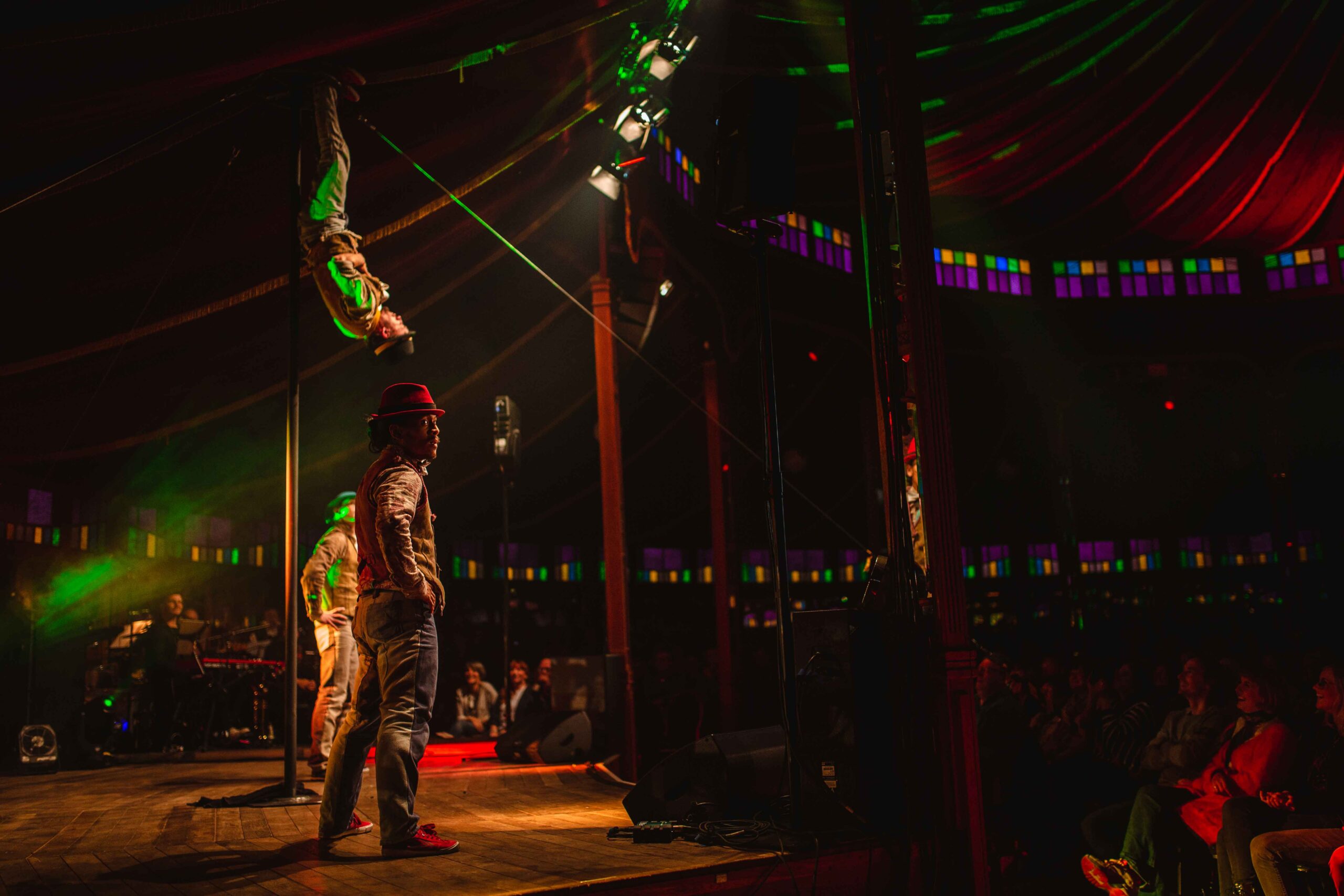 Comedy Akrobatik, Chinesischer Mast, 3 Männer