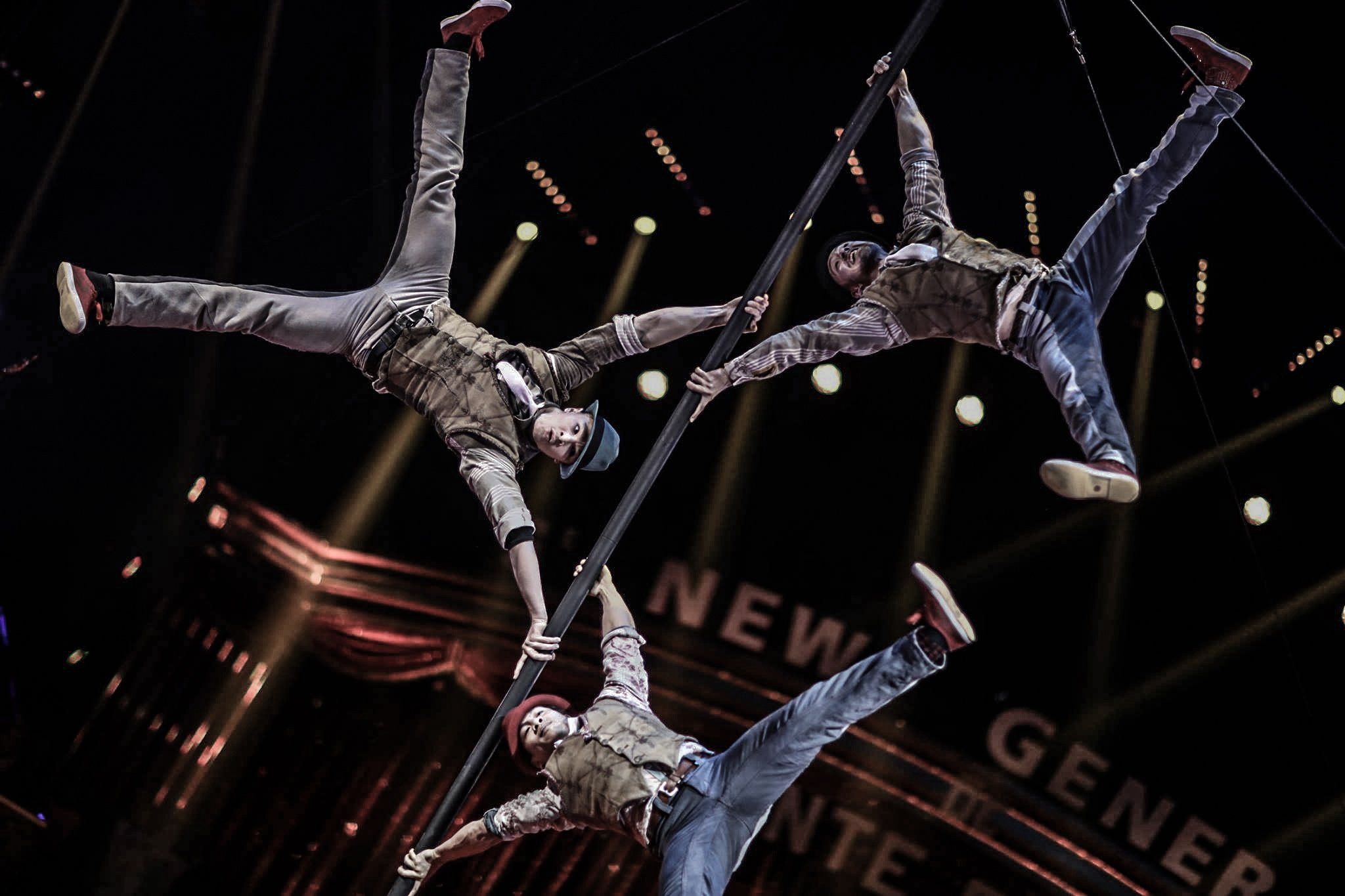 Comedy Akrobatik, Chinesischer Mast, 3 Männer