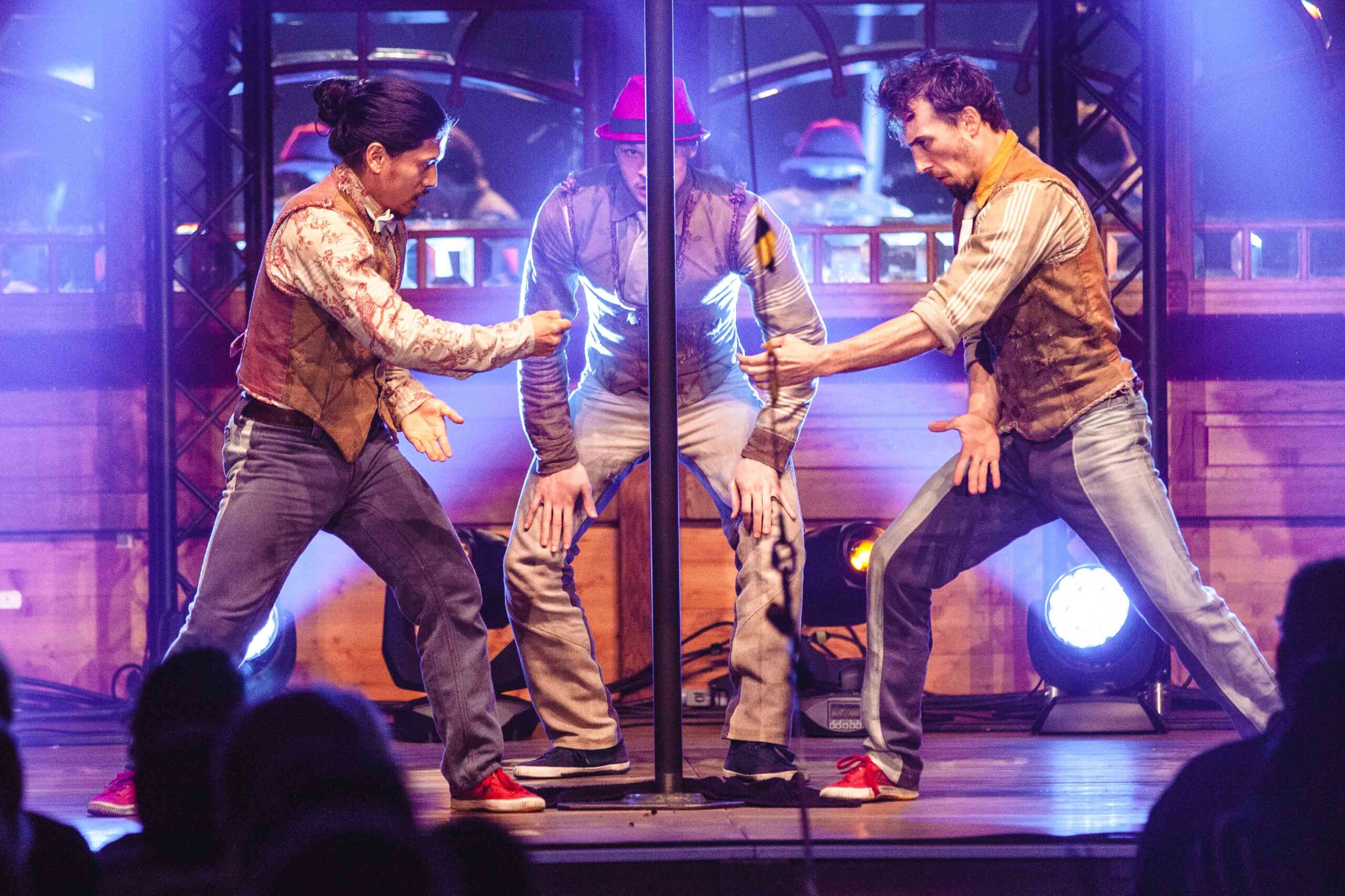 Comedy Akrobatik, Chinesischer Mast, 3 Männer