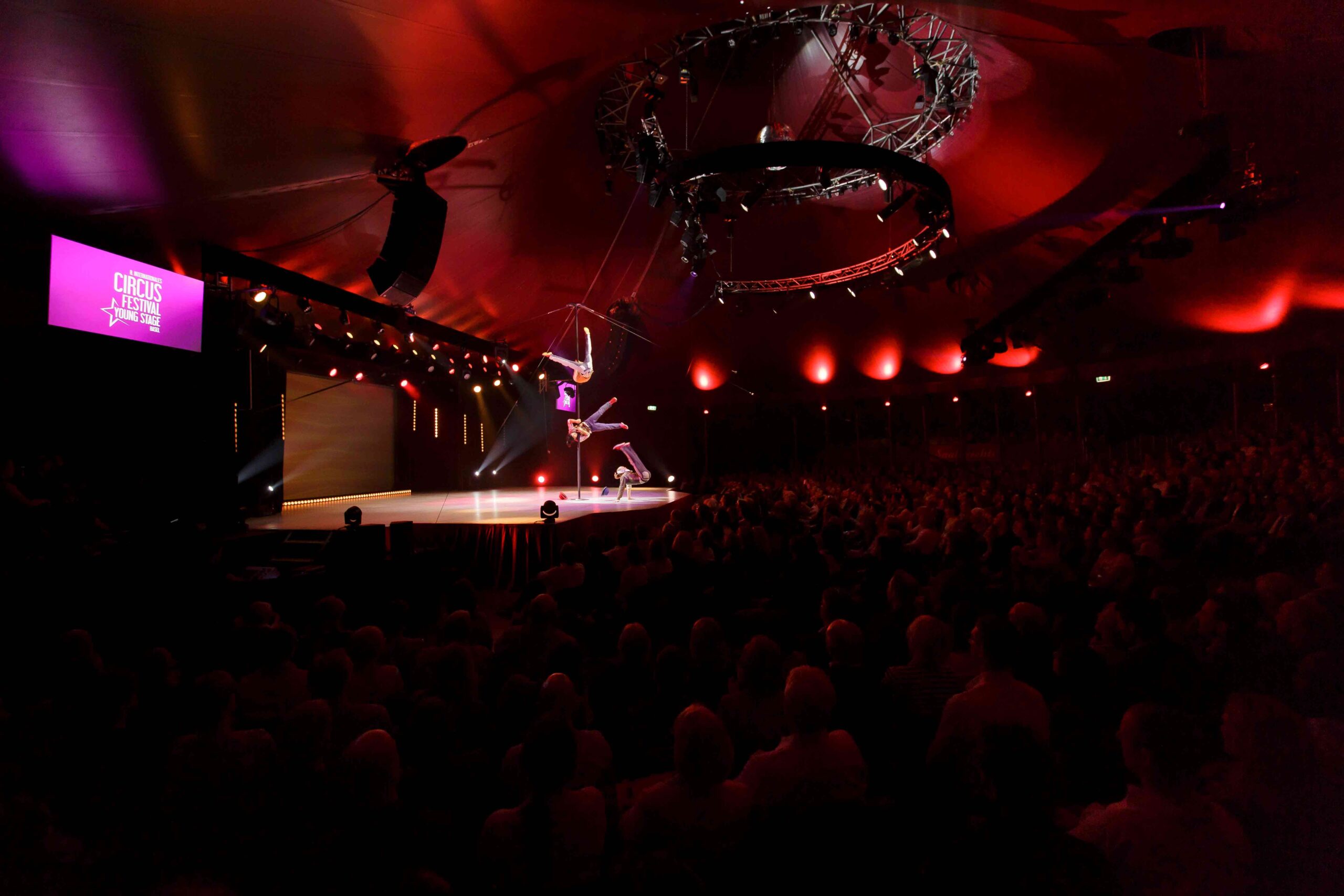 Comedy Akrobatik, Chinesischer Mast, 3 Männer