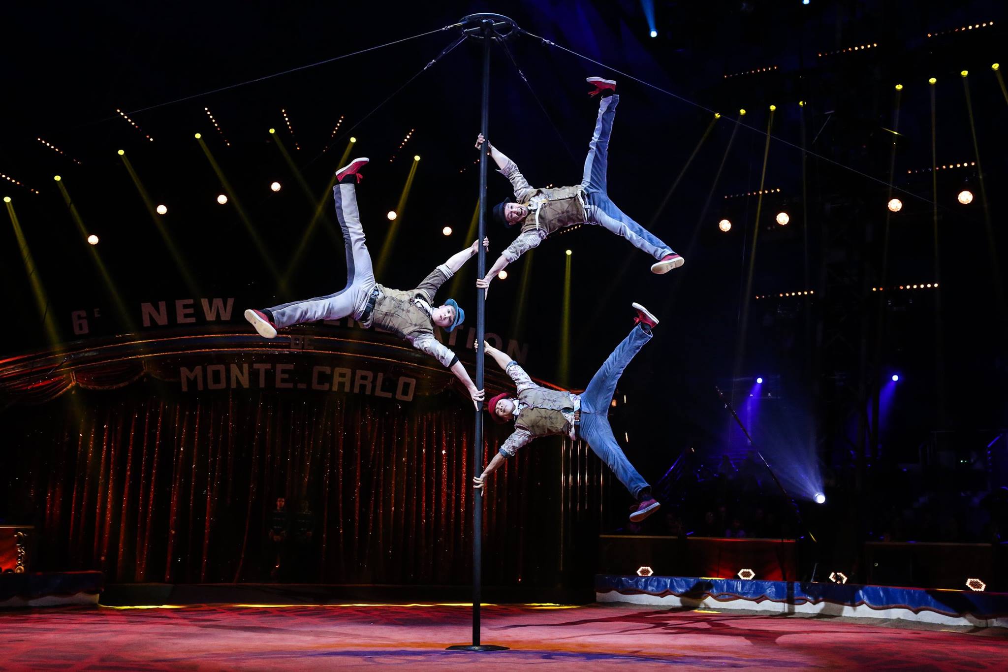 Comedy Akrobatik, Chinesischer Mast, 3 Männer