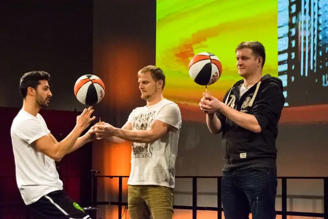 Eine Gruppe von Männern, die als Basketball-Freestyler auftreten und gekonnt mit Bällen jonglieren.