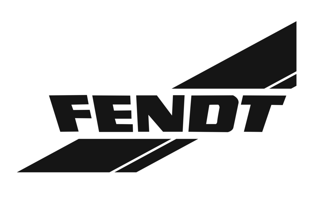 Das Bild zeigt das Fendt-Logo mit dem Schriftzug FENDT in fetten, schwarzen Großbuchstaben und zwei diagonalen Streifen über und unter dem Text, wie er oft in der Rubrik Unsere Kunden zu sehen ist.