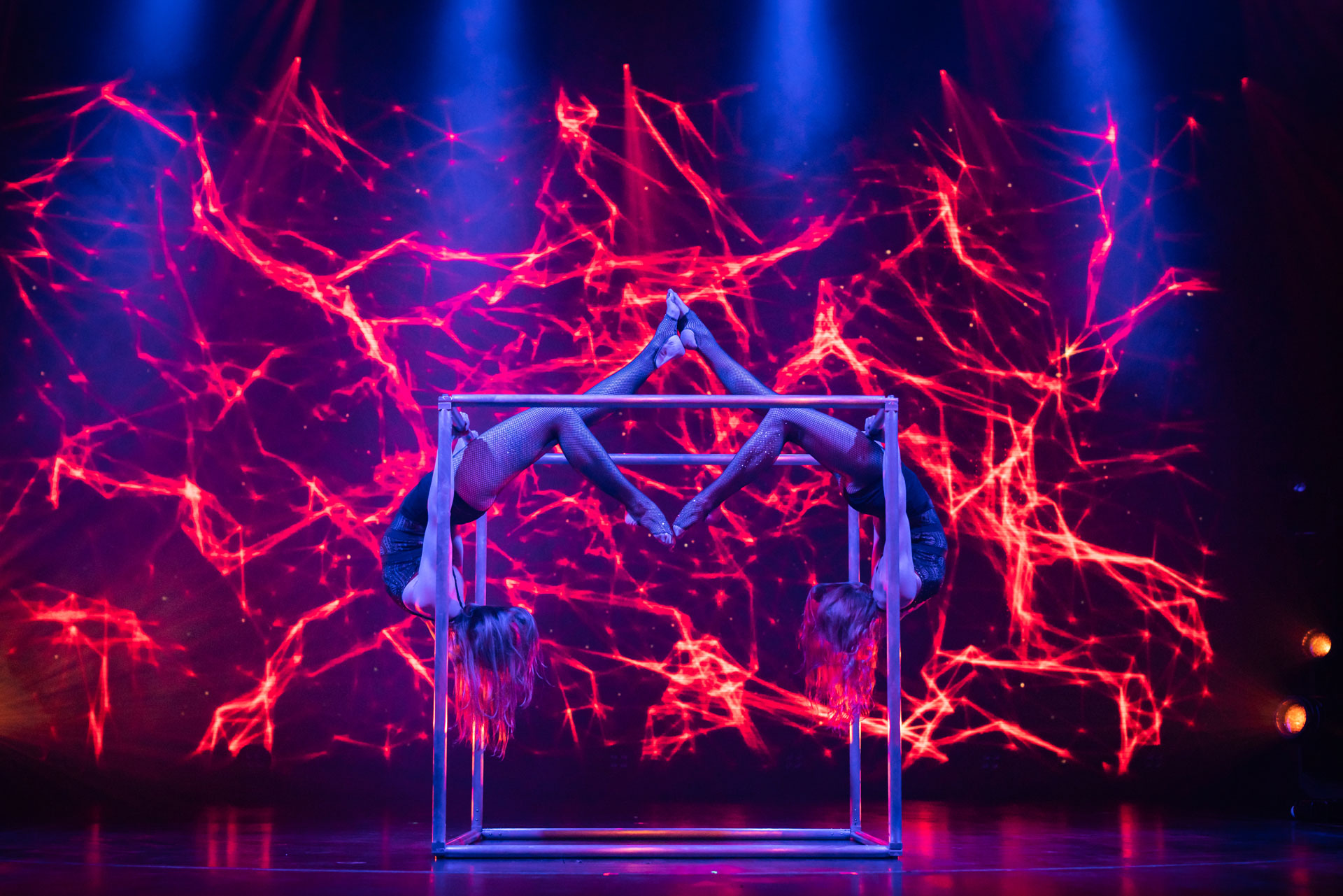 Duo Acrobatic Cube Show