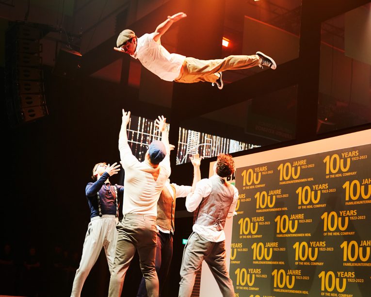 Firmenjubiläum ARBURG mit professionellen Künstlern, Tänzern und Akrobaten bei einer spektakulären Live-Show von Freestyle Artists