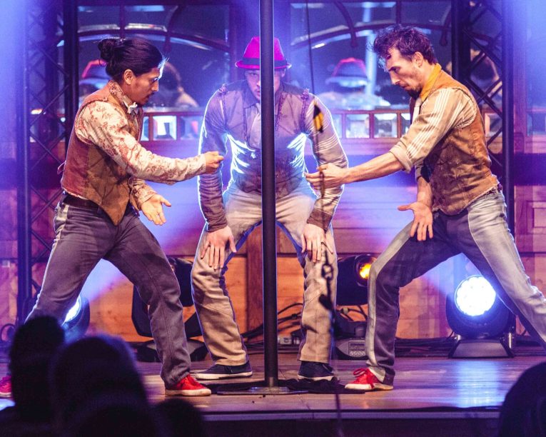 Comedy Akrobatik, Chinesischer Mast, 3 Männer