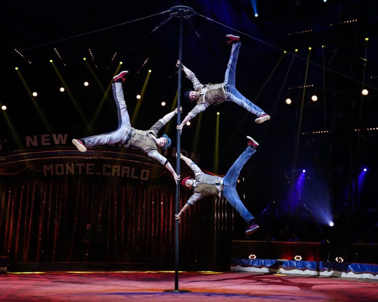 Comedy Akrobatik, Chinesischer Mast, 3 Männer