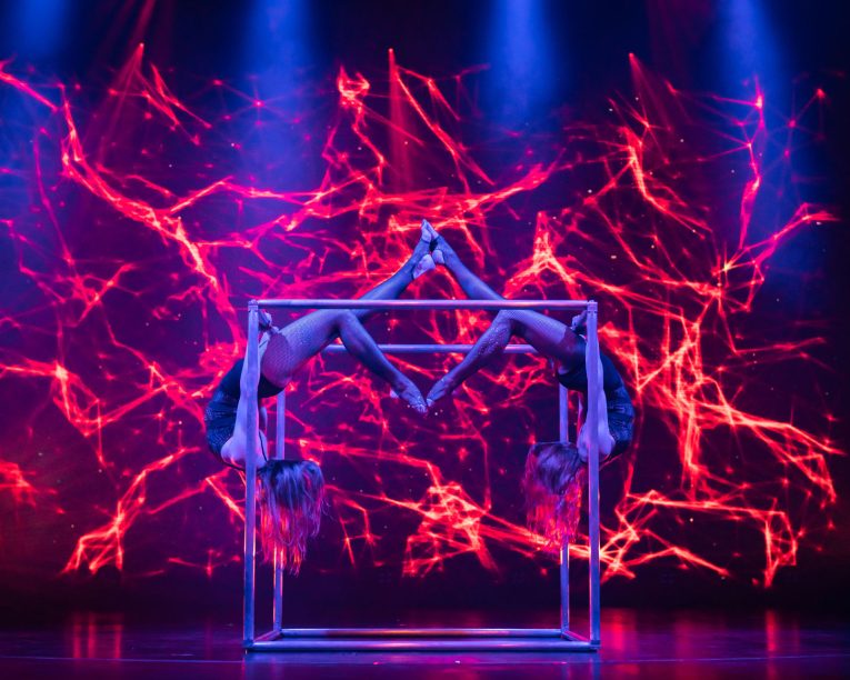 Duo Acrobatic Cube Show
