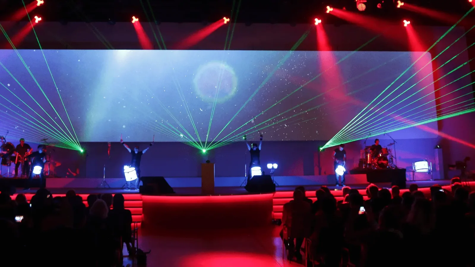 Laser-Show mit leuchtenden Trommlern und Projektionen in energiegeladener Szene von der Künstleragentur Freestyle Artists